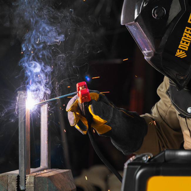 Аппарат инвертор. дуговой сварки SDM-220 Top, 220 А, ПВ 60% кейс Denzel в Красноярске