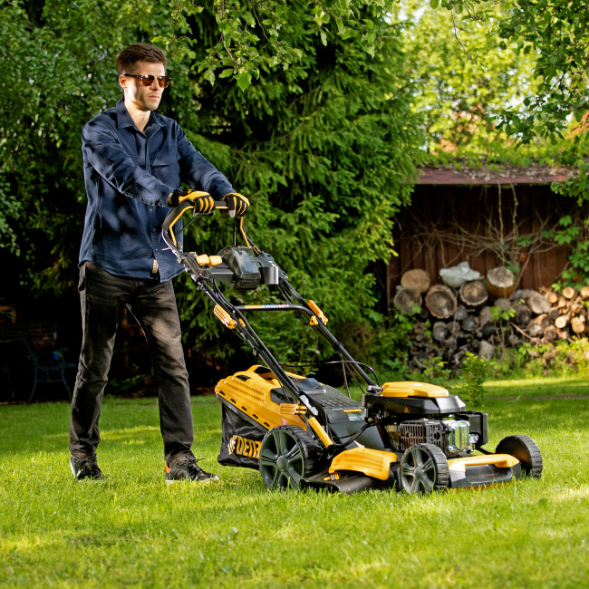 Газонокосилка бензиновая GLD-520SP-VE, 196 см3, ширина 52 см, привод, вариатор, электрический старт, 60 л Denzel в Красноярске Газонокосилка бензиновая GLD-520SP-VE, 196 см3, ширина 52 см, привод, вариатор, электрический старт, 60 л Denzel в Красноярске