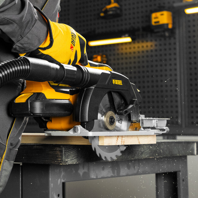 Пылесос строительный RVC30, 1400 Вт, бак 30 л, шланг 3 м, розетка с автосинхр. Denzel в Красноярске