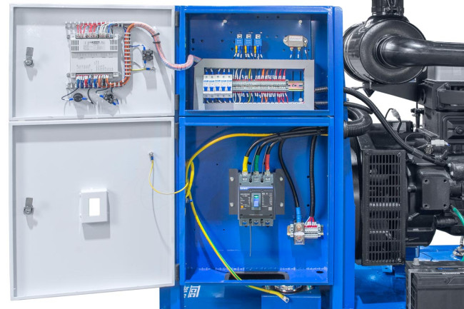 Дизельный генератор ТСС ЭД-120-Т400 с АВР в погодозащитном кожухе на прицепе в Красноярске