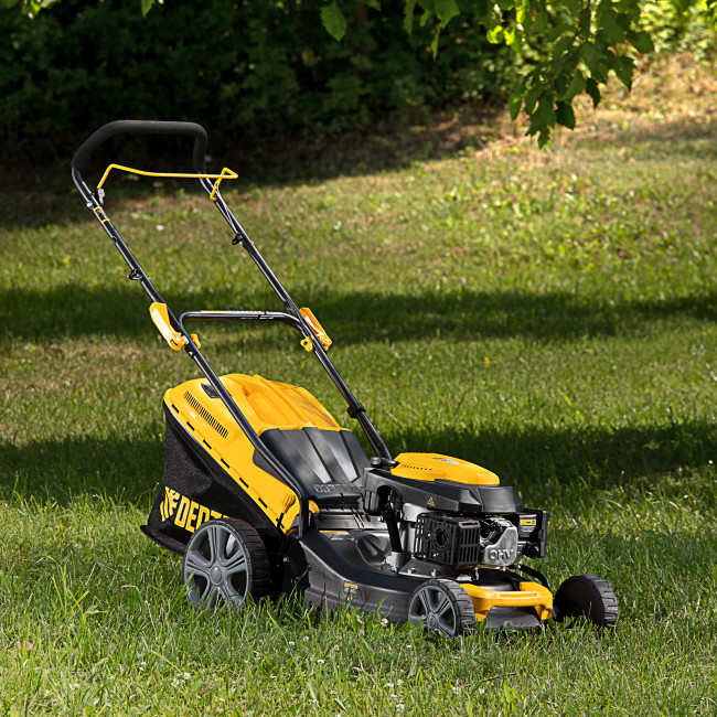 Газонокосилка бензиновая GLD-460, 146 куб.см, ширина 46 см, ручная, 7 уровней, травосборник 50 л Denzel в Красноярске Газонокосилка бензиновая GLD-460, 146 куб.см, ширина 46 см, ручная, 7 уровней, травосборник 50 л Denzel в Красноярске