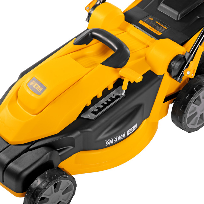 Газонокосилка электрическая GM-2000, 2000 Вт, ширина 43 см, 6 уровней, травосборник 45 л. Denzel в Красноярске Газонокосилка электрическая GM-2000, 2000 Вт, ширина 43 см, 6 уровней, травосборник 45 л. Denzel в Красноярске
