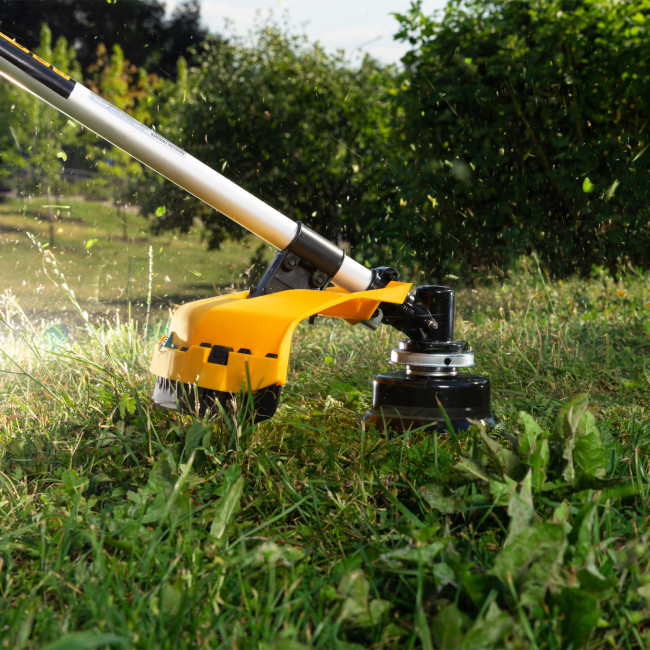 Триммер бензиновый DGT-43-PRO, анти-вибро, 43 см3, неразъем, состоит из 2 частей Denzel в Красноярске