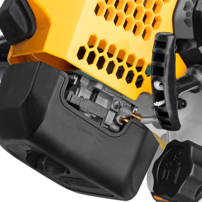 Триммер бензиновый DGT-52-PRO, анти-вибро, 52 см3, неразъем, состоит из 2 частей Denzel в Красноярске