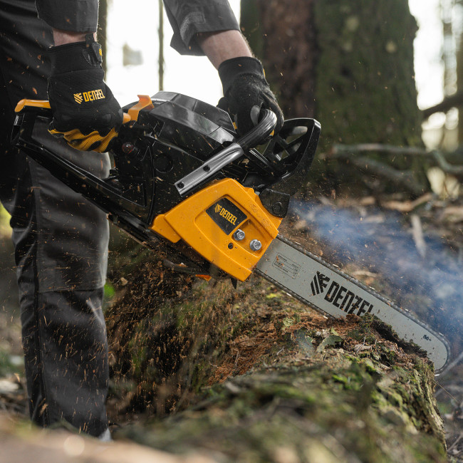 Пила цепная бензиновая DGS-4516, шина 40 см, 45 см3, 3 л.с, шаг 3/8, паз 1.3 мм, 57 звеньев Denzel в Красноярске